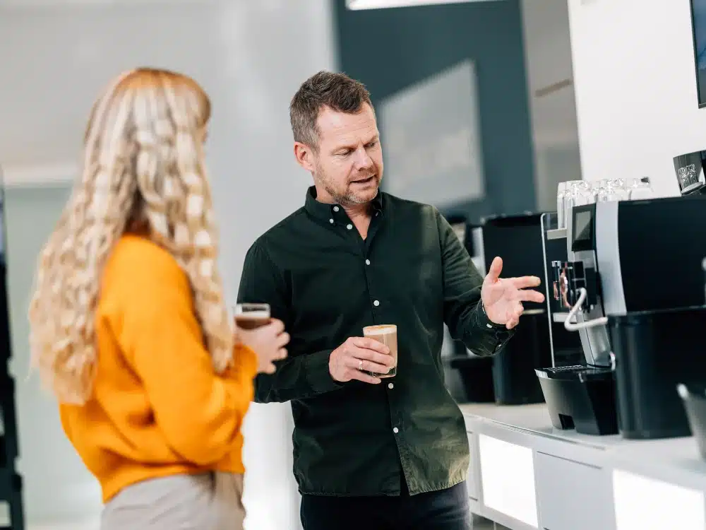 Nem og hurtig betjening af fuldautomatisk espressomaskine fra Jura