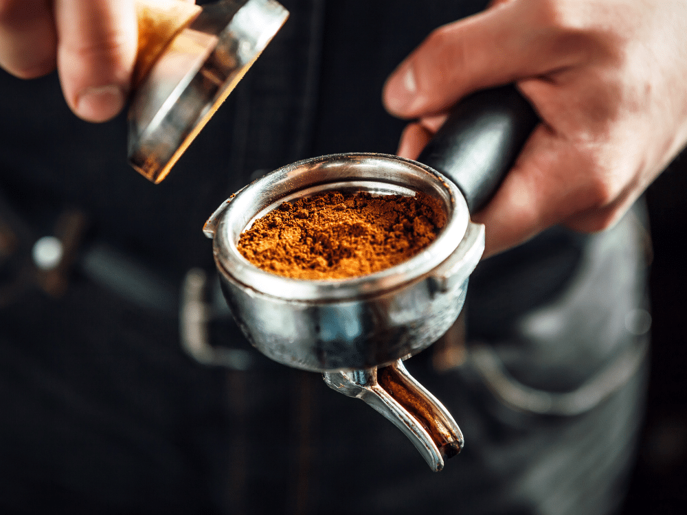 Tampe kaffe i portafilteret