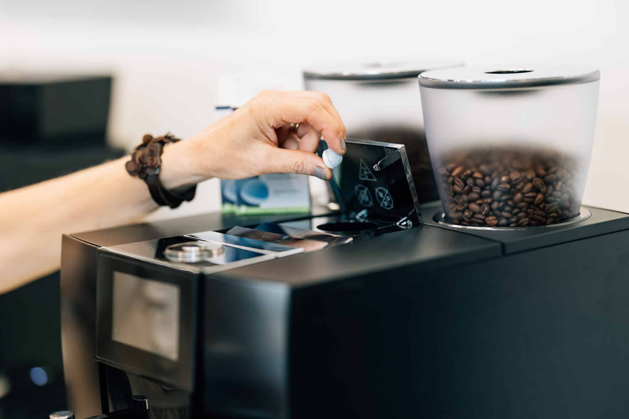 Rens af Jura espressomaskine med en rensetablet.