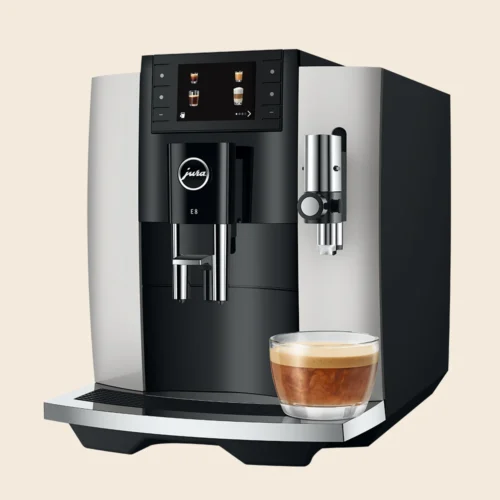 Jura E8 (EC) Platin med en friskbrygget flat white