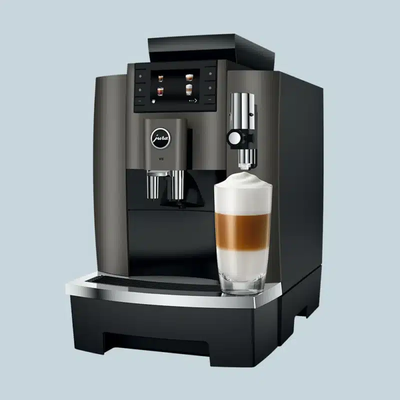 Jura W8 (EA) Dark Inox med en latte macchiato