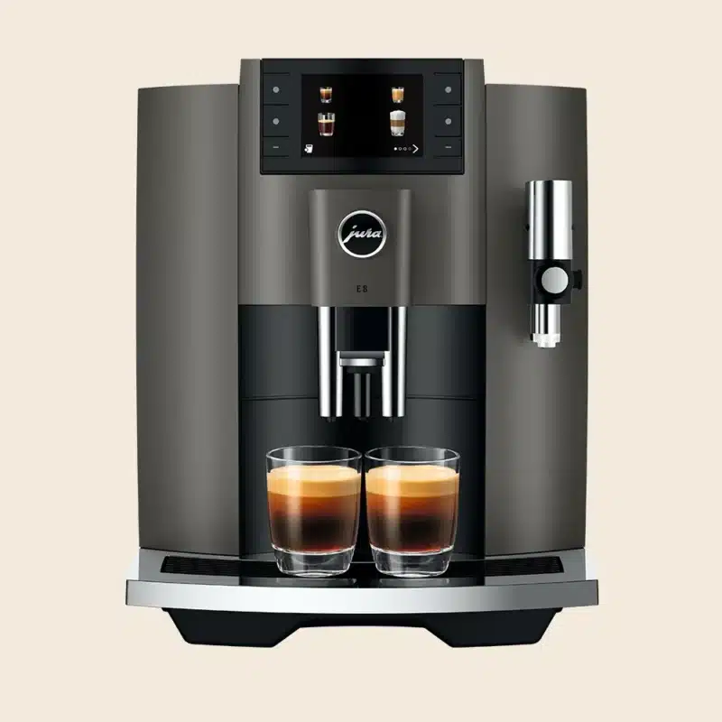 Den fuldautomatiske espressomaskine Jura E8 (EC) i farven Dark Inox brygger to espressoer
