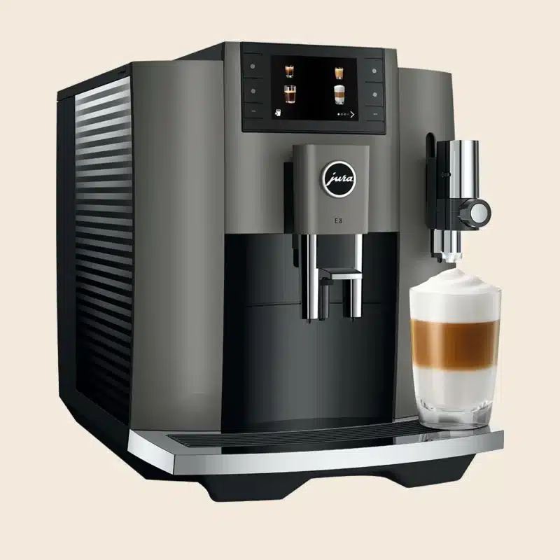 Jura E8 (EC) espressomaskine der brygger en latte macchiato