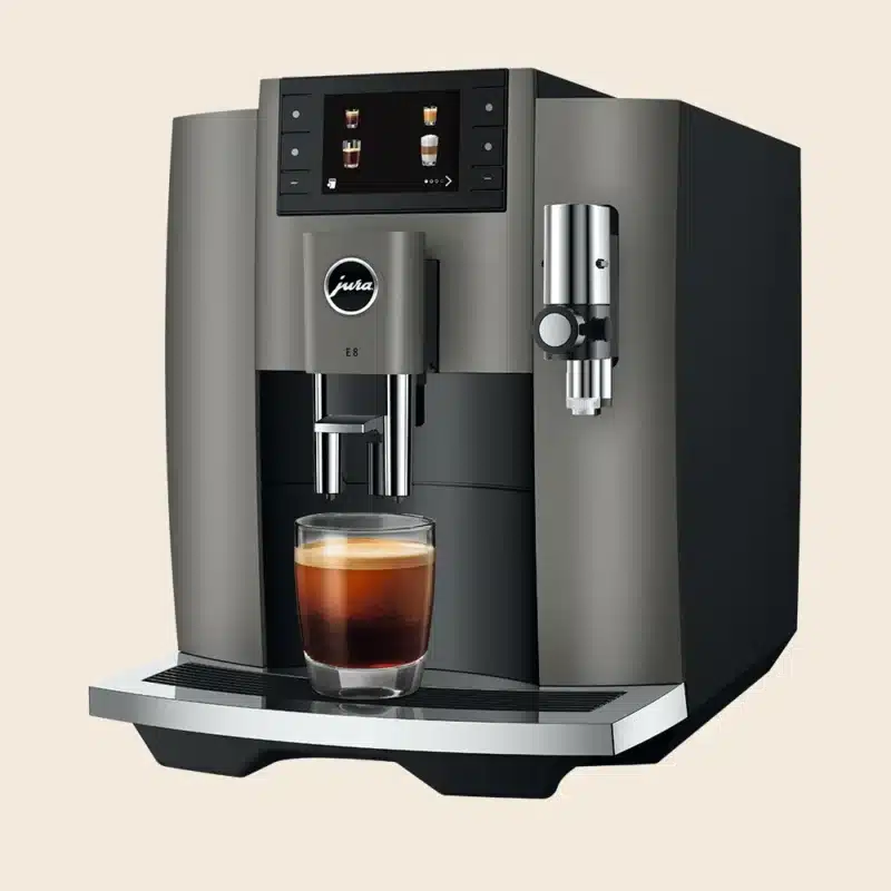 Jura E8 (EC) espressomaskine i farven Dark Inox brygger en americano