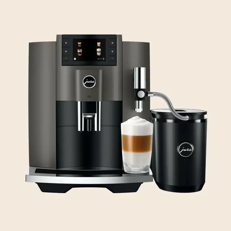 Den fuldautomatiske espressomaskine Jura E8 (EC) med tilkoblet Cool control brygger en cafe latte