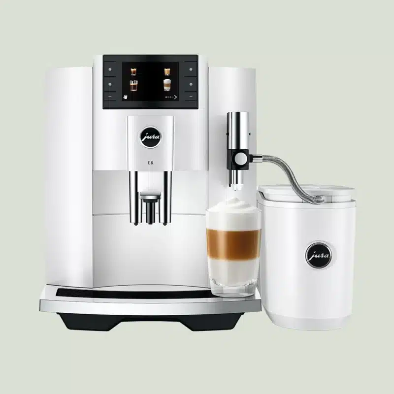 Jura E8 (EC) Piano White 15585 espressomaskine der brygger en cafe latte med en tilkoblet cool control mælkekøler