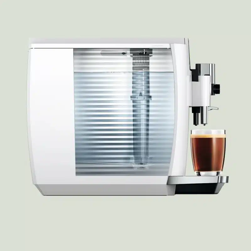 Jura E8 espressomaskine i farven Piano White fra højre side med den ikoniske rillede vandtank
