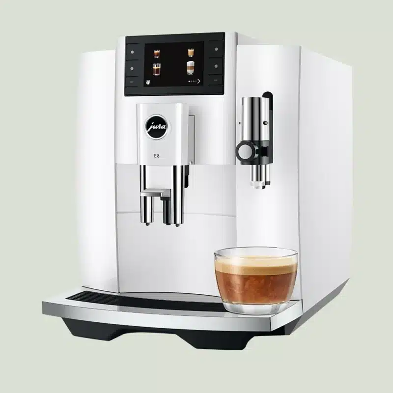 Jura E8 espressomaskine i farven Piano White brygger en flat white