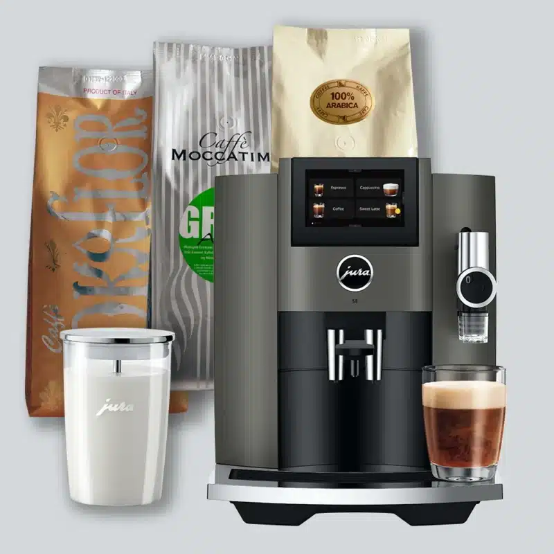 Jura S8 espressomaskine med en friskbrygget kop kaffe, 3 kg gourmetkaffe og mælkebeholder i glas