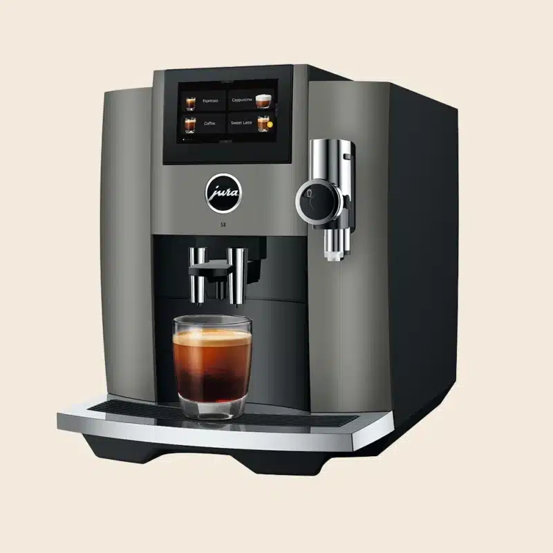 Jura S8 espressomaskine med en netop brygget kop kaffe