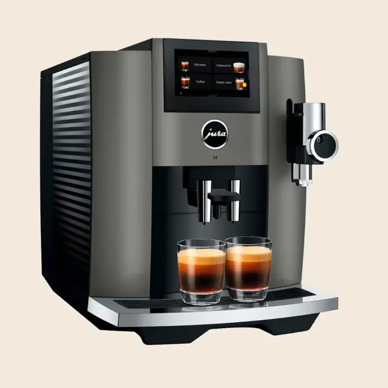 Jura S8 espressomaskine der netop har brygget to espressoer