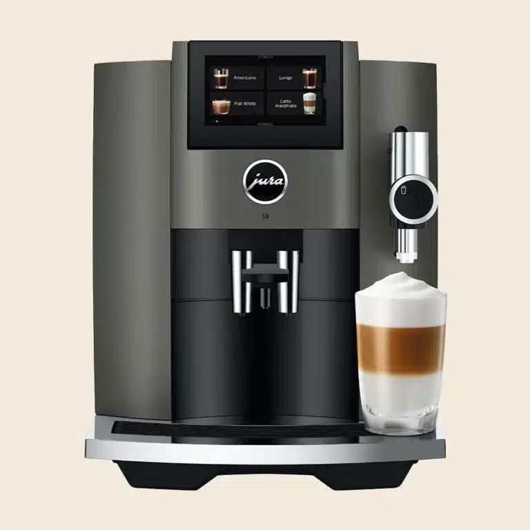 Jura S8 espressomaskine med en netop brygget latte macchiato