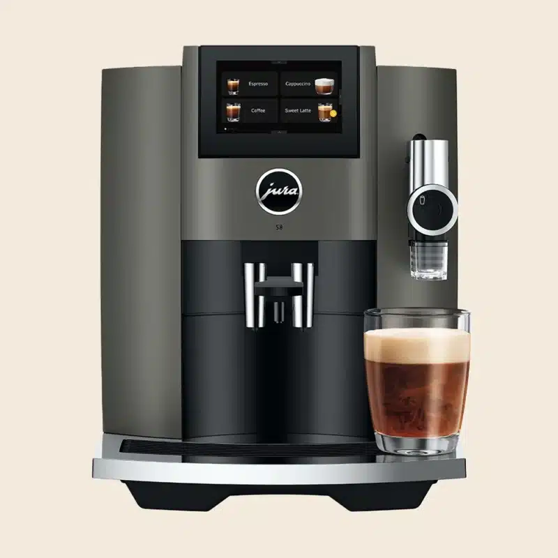 Jura S8 espressomaskine med en friskbrygget kop kaffe