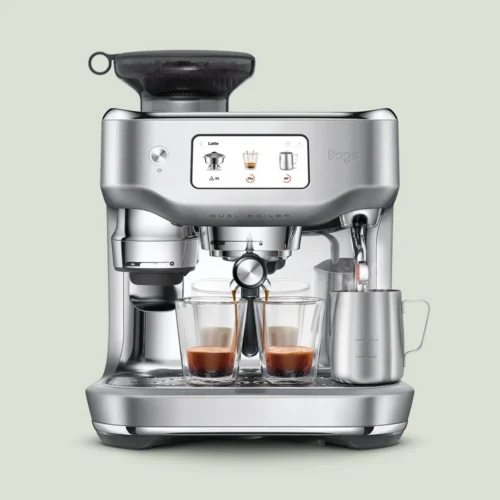 Sage the Oracle Dual boiler SES995BSS I gang med at brygge espresso og steame mælk